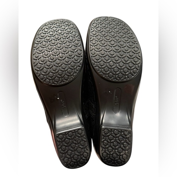 YUU Bethanee Womens Clogs Black Embossed Paisley Size 8.5 - Picture 4 of 6